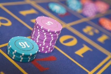 sgcplay roulette wheel close-up with live croupier spinning